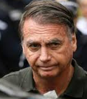 Bolsonaro apresenta crise de soluços e pressão alta após procedimento