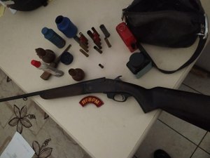 Em Feliz Deserto, suspeito foge de polícia e deixa arma de fogo abandonada