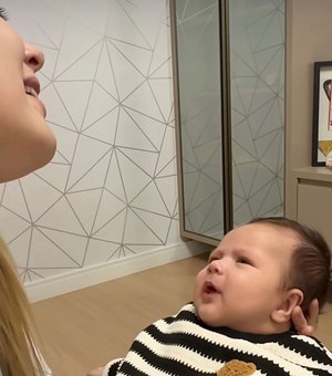 Reação de bebê ao ouvir mãe cantando emociona e viraliza nas redes sociais