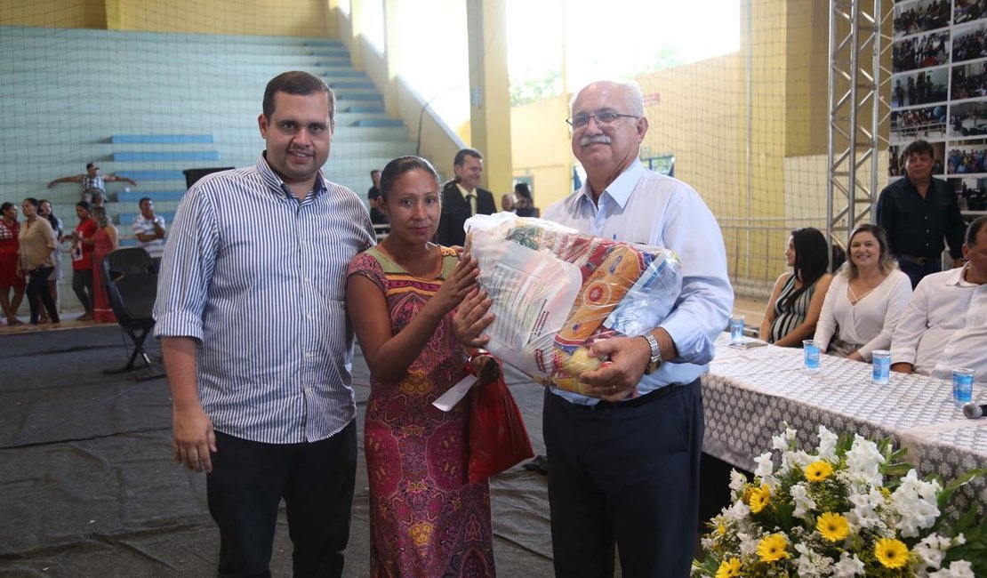 Gestantes e nutrizes recebem cestas nutricionais em Arapiraca