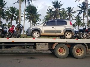 Polícia realiza operação e apreende veículos