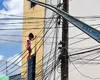 Criança cai em fiação elétrica e é retirada por PM em Delmiro Gouveia