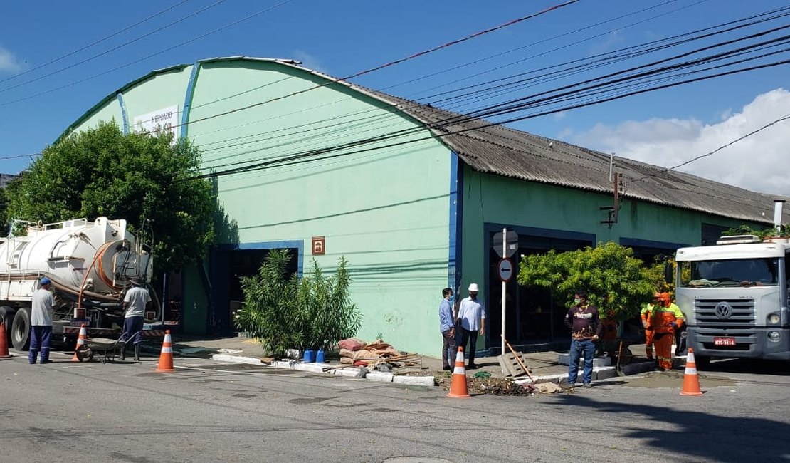 Prefeitura faz reparos em calçadas e limpeza de galerias do Mercado de Jaraguá