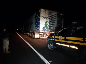 Carreta com carga de cosméticos roubada em PE é recuperada em Alagoas 