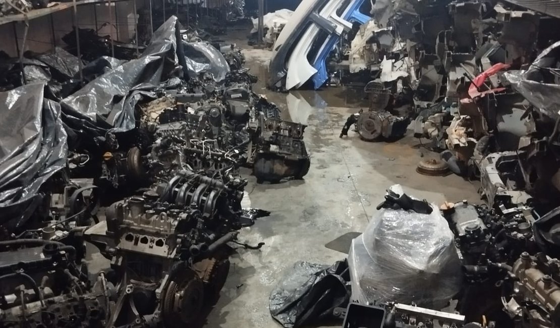 Carro roubado em PE faz polícia descobrir possível desmanche em galpão de Arapiraca