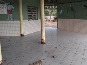 Crianças Tingui-Botó estudam em salas de antigo posto de saúde na aldeia em Feira Grande