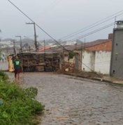 [Vídeo] Testemunhas acreditam que caminhão que tombou após colidir contra fiação estava com problema nos freios