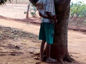 Acusado de estuprar criança de três anos é amarrado em árvore por moradores