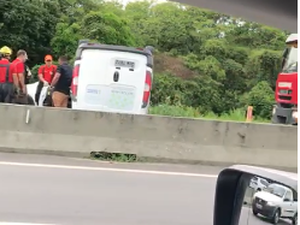 Capotamento deixa trânsito lento na AL-101 Sul 