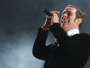 Cantor é detido no próprio show após atirar garrafas em fãs