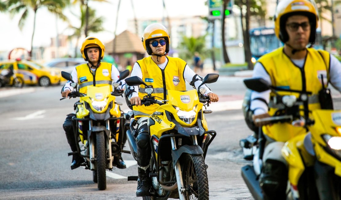 Moto abandonada é encontrada por agentes do Ronda do Bairro, na Ponta Verde