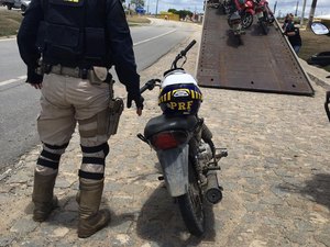 PRF apreende veículo roubado na BR 104, em Murici