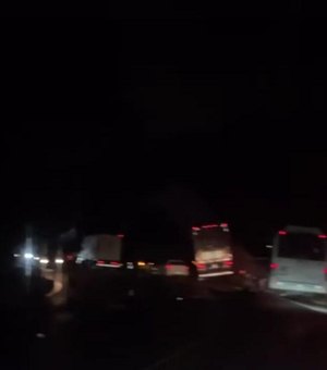 Motoqueiro perde a perna após colidir contra carro e carreta na BR-316 em Satuba