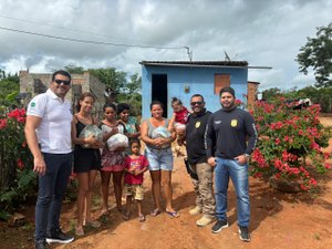 Policiais civis fazem doação de 500kg de alimento para comunidade local