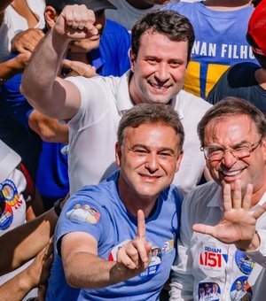Ao lado de Renan e Yale, Daniel Barbosa é recebido por milhares de pessoas em Arapiraca