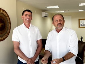 Albuquerque anuncia aliança com ex-prefeito de Limoeiro de Anadia