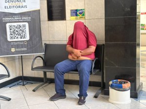 Homem é preso suspeito de compra de votos durante entrega de cestas básicas em Maceió