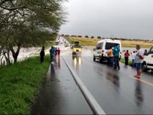 Trecho de rodovia no povoado Coruripe da Cal é invadido pela água