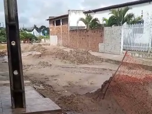 [Vídeo] Demora em obra de calçamento causa transtorno para moradores do bairro Caititus, em Arapiraca