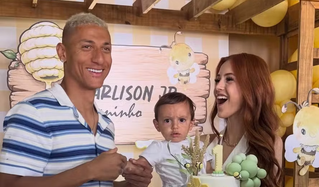 Fora da Copa, Richarlison comemora 1 ano do filho em segunda festa com avós maternos