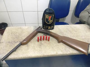 Radiopatrulha prende homem com espingarda em Santa Luzia do Norte