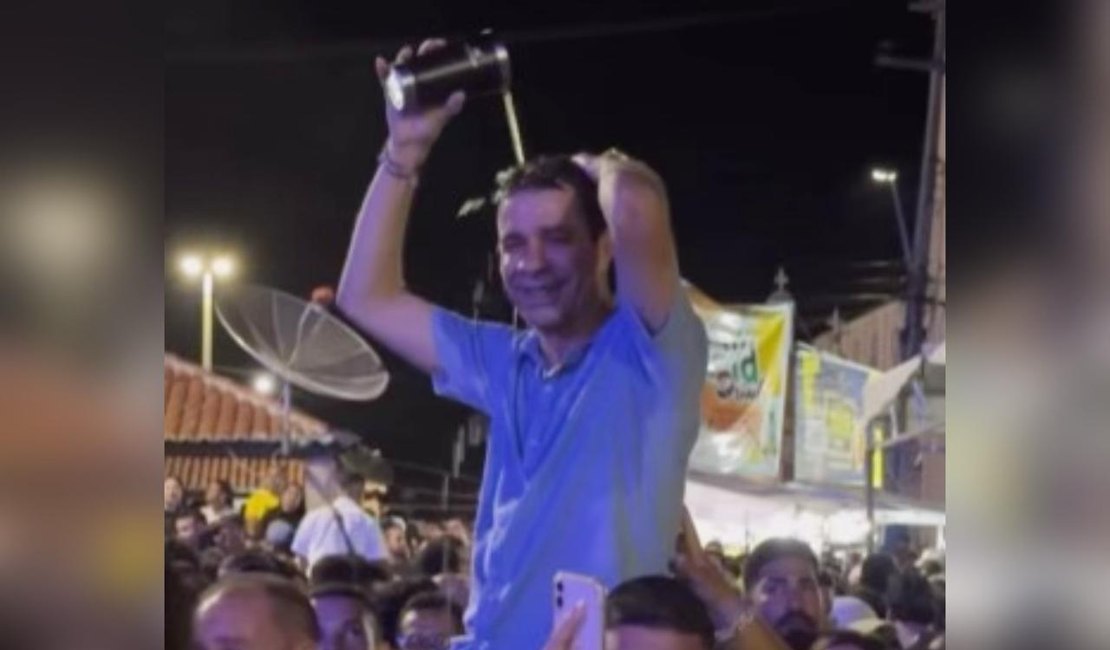 Prefeito de Pariconha é flagrado tomando banho de cerveja em festa