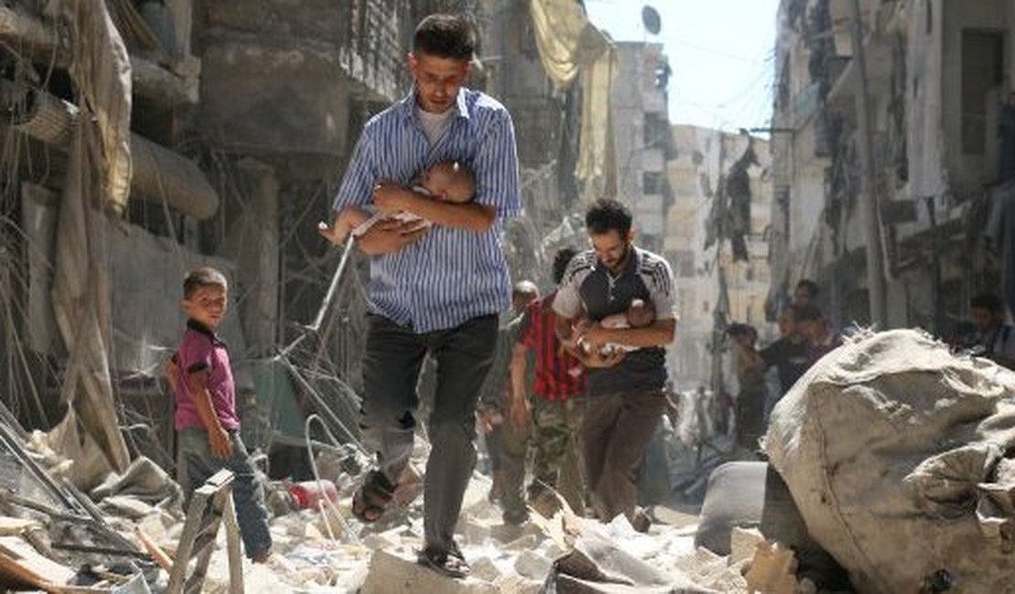 'Pelo menos no céu ele vai ter comida': o drama das crianças sírias em meio aos bombardeios