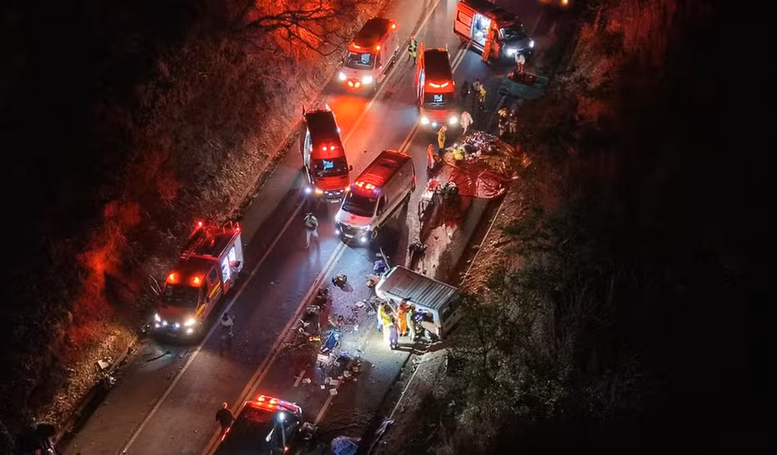 Quatro pessoas morrem e 16 ficam feridas em batida entre carro e van na BR-452, em Uberlândia