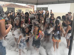 [Vídeo] Carnaval toma conta das ruas de Arapiraca com desfile do Colégio Santa Esmeralda
