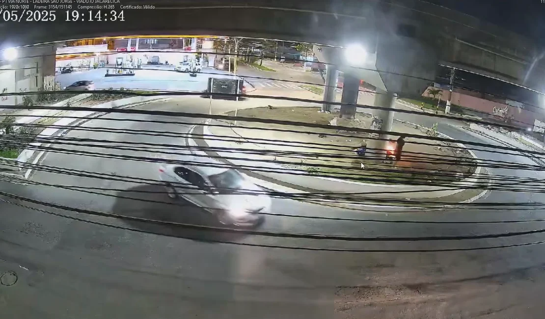 Homem encapuzado é flagrado incendiando pertences de pessoas em situação de rua