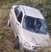 Veículo é encontrado abandonado em área de mata no Benedito Bentes
