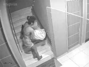 [Vídeo] Polícia tenta localizar mulher que furtou apartamento na Ponta Verde