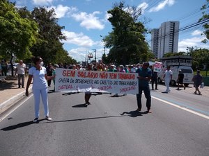 Trabalhadores do Hospital Veredas fazem protesto na Av. Fernandes Lima