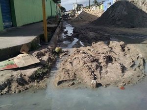 Após meses, moradores cobram conclusão de calçamento de rua