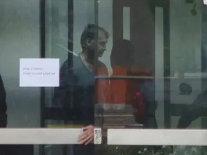 Dino acompanha Moraes para manter prisão de Bolsonaro; placar é de 2 a 0