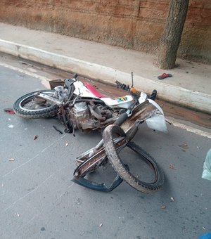 Motociclista sofre acidente ao colidir com árvore em Arapiraca