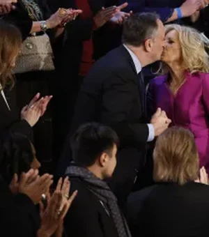Primeira-dama dos EUA e marido de Kamala se cumprimentam com beijo na boca em evento