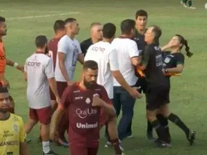 Técnico dá cabeçada em bandeirinha e é demitido durante jogo do Capixaba