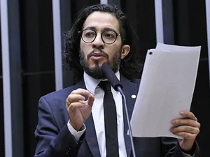 Filiado ao PT, Jean Wyllys defende candidatura de Simone Tebet em 2026