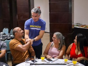 Rafael Brito homenageia professores e destaca avanços na valorização da educação