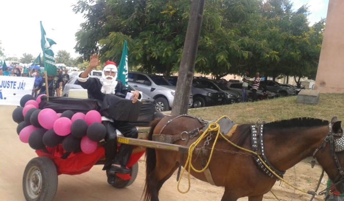 Protesto Natal de Fome é realizado pelos trabalhadores de educação em Arapiraca