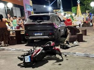 Carro conduzido por médico atinge moto e comércios ao invadir calçadão em Feira Grande