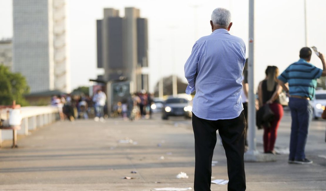 Governo anuncia R$ 3 bilhões para atender idosos durante pandemia