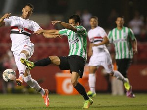 São Paulo falha nos pênaltis e cai de novo na semi da Sul-Americana