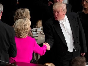 Hillary e Trump trocam farpas e comentários ácidos durante jantar de caridade