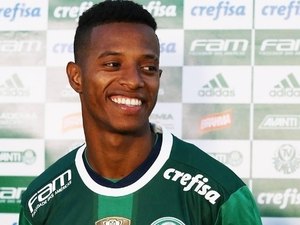 Volante do Palmeiras é vítima de racismo no Paraná