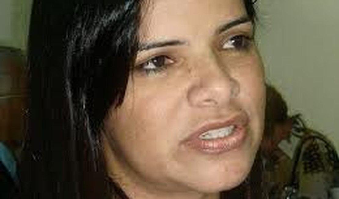  Ex-prefeita de Feliz Deserto nega romance com o cantor Roberto Carlos 