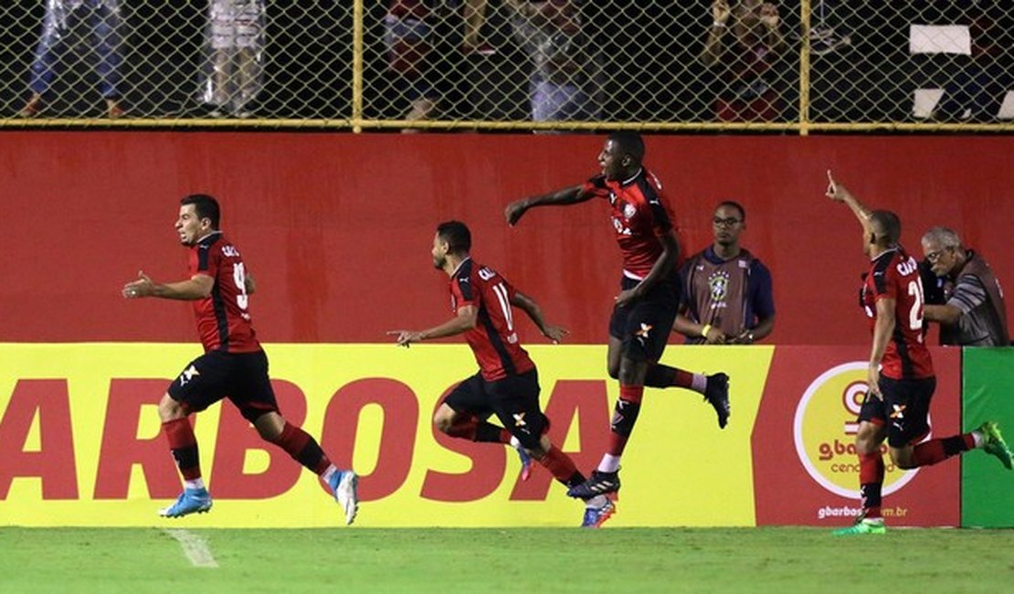 Confusão, virada e apagão: Vitória bate Bahia no 1º jogo da semi na Copa do Nordeste