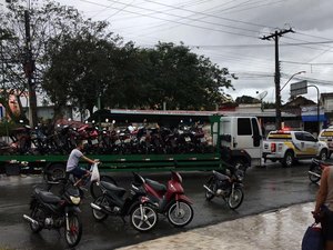 [Vídeo] BPRv recolhe 34 motocicletas com escapamento “coyote” no Agreste e Sertão