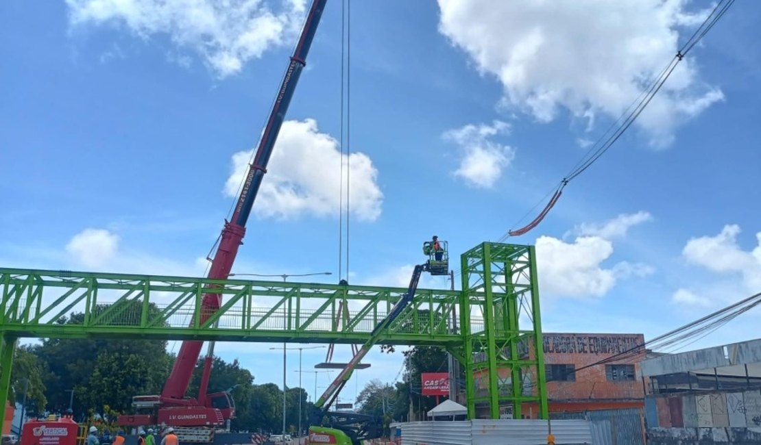 Prefeitura de Maceió conclui instalação da estrutura principal da passarela do Canaã